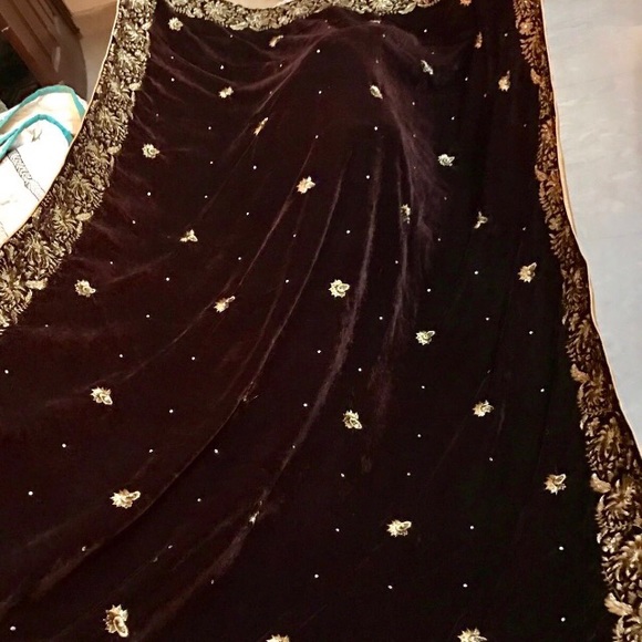 Velvet Embroidered shawls - Picture 2 of 8